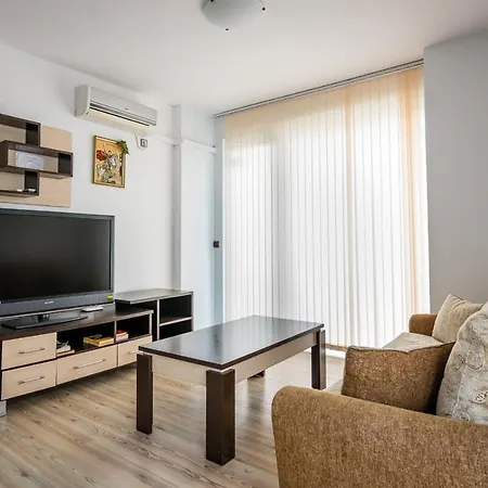 Cozy One-bedroom In Night Breeze